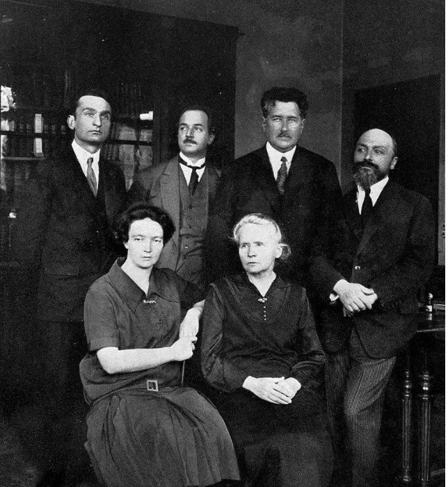 Marie e Irene Curie e colegas
