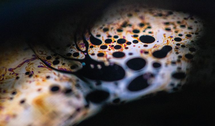 Marchas de óleo contaminando