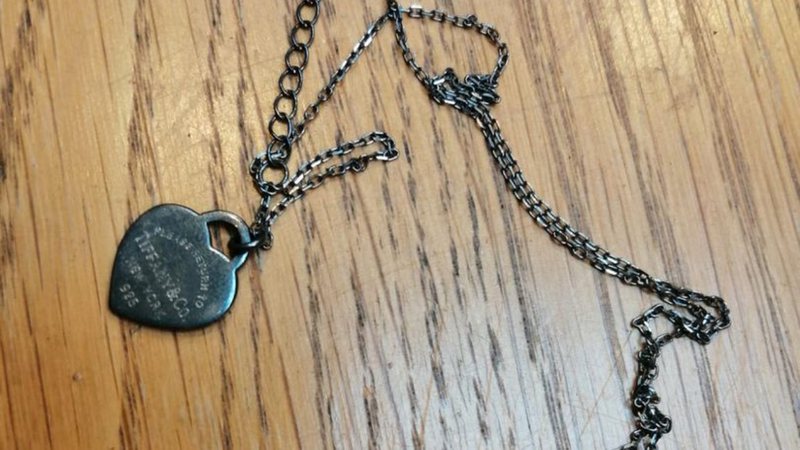 joia de prata enferrujada