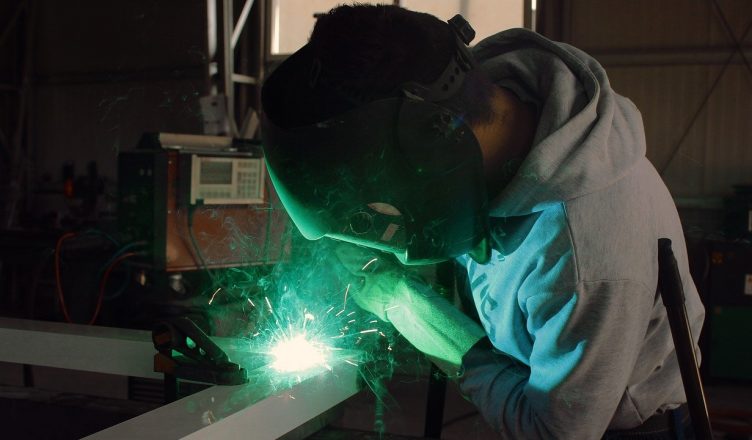 O processo de soldagem de metais