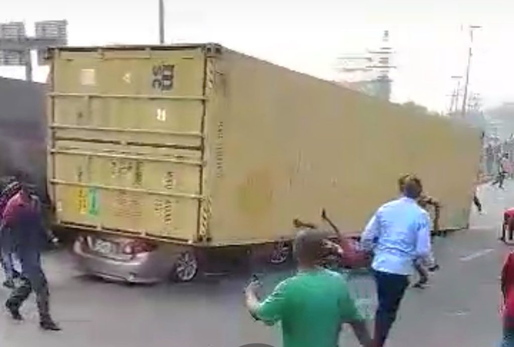 CONTAINER ON CAR