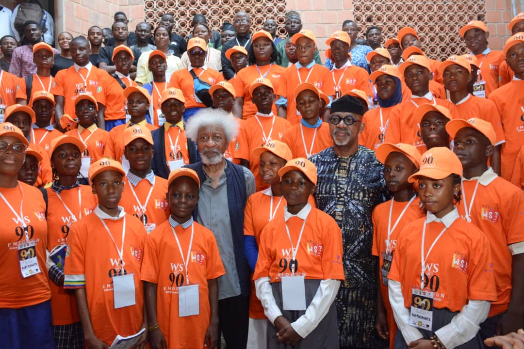 SOYINKA WITH STUDENTS
