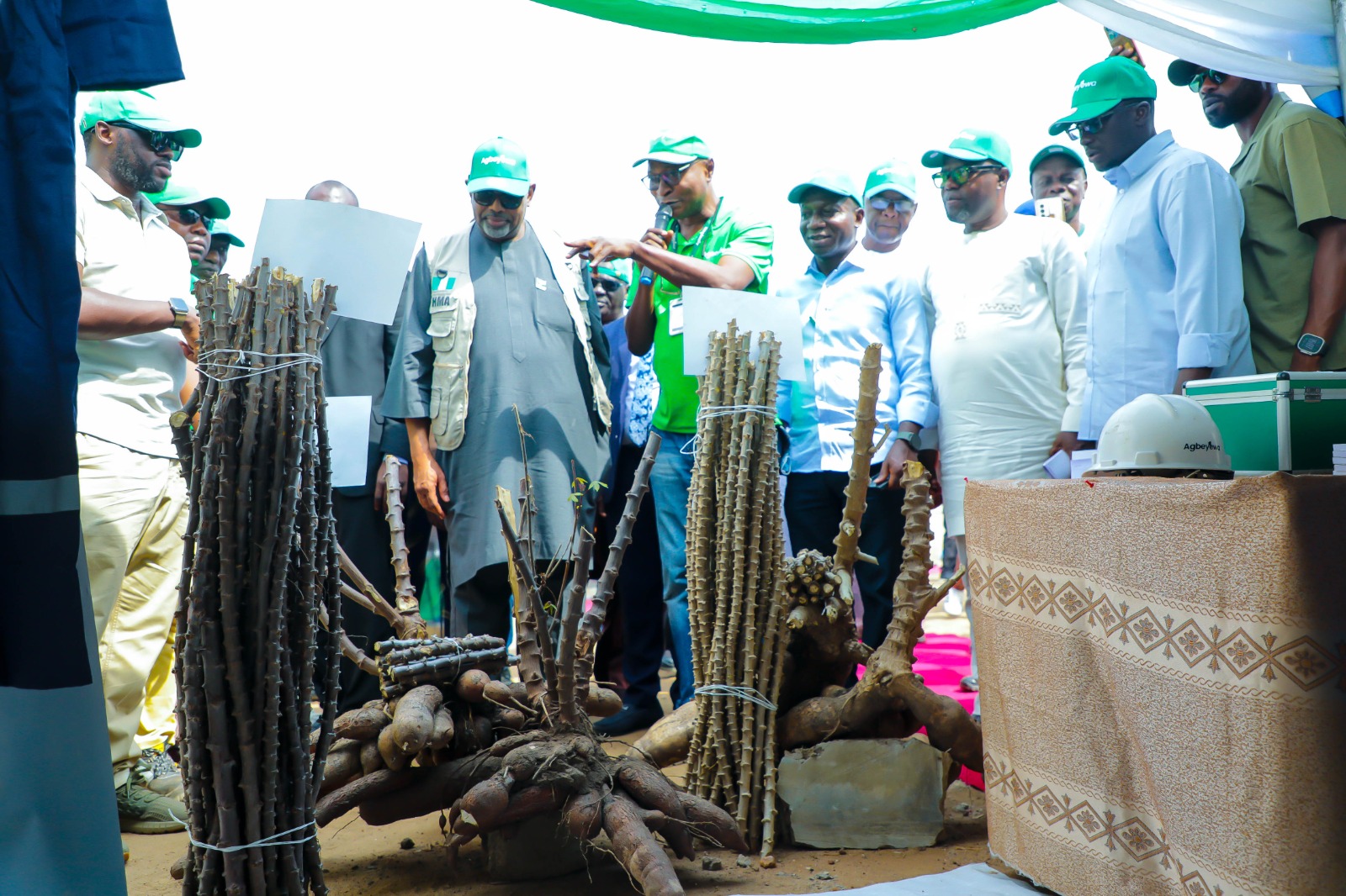 MINISTER WITH AGRIC PRODUCE